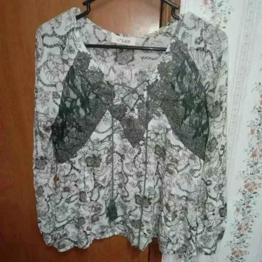 C'isa Women's Blouse Size Small Long Sleeve White & Green Lace V Neck Floral 